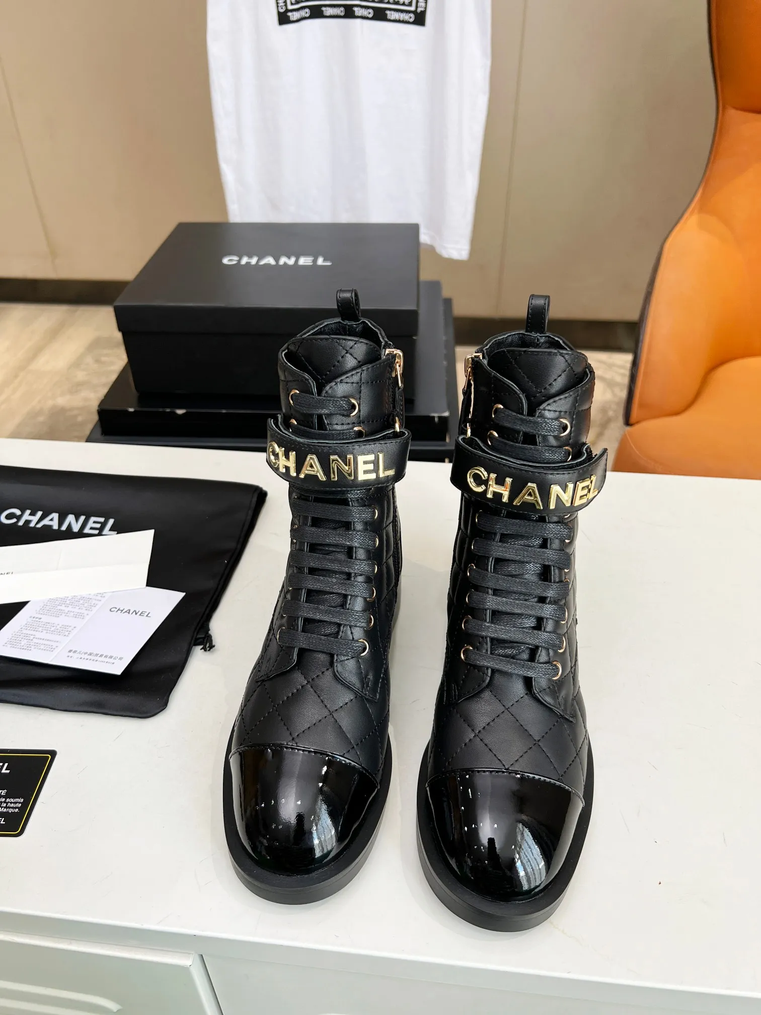 👟👟Ex-factory price 680👟👟 🔥 🔥 🔥 The official website is synchronized with "CHANEL" Chanel's latest 2023 Martin boots series! ▫️The top catwalk series✔The main season of autumn and winter, the rhythm of super popular styles! A must-have item for travel! It looks good in any combination💕 ▫️A beautiful shoe worth putting in your closet👉It’s super beautiful💃🏻▫️ Fabric: Original one-to-one mixed-breed cow🐮 leather Lining: Sheepskin lining Size: 35-40 (41 is custom-made and cannot be returned or exchanged)